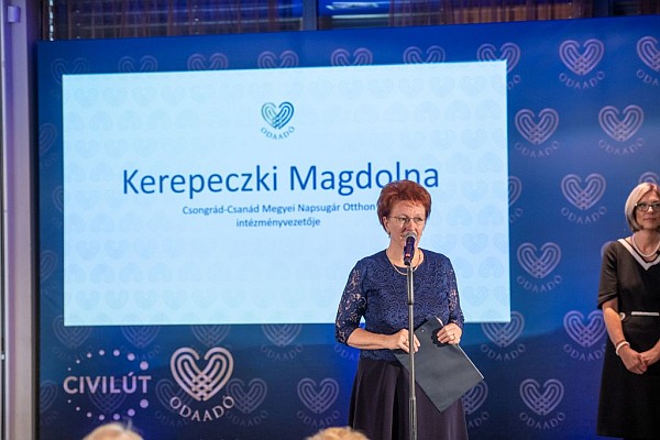 Kerepeczki Magdolna beszédet mond a díjátadón.