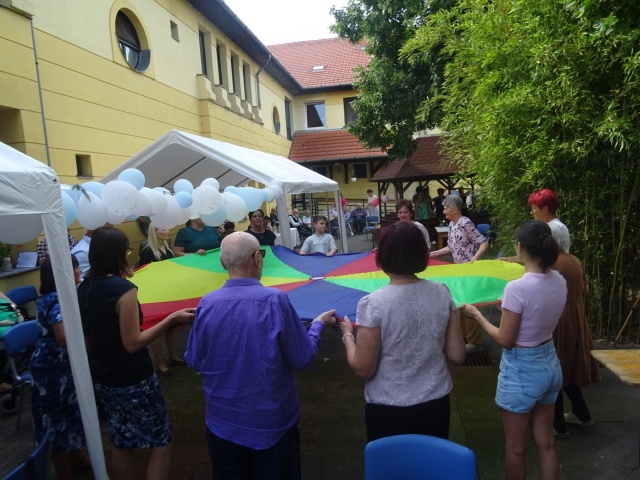 Szivárvány ernyő játék lakókkal, hozzátartozókkal, munkatársakkal