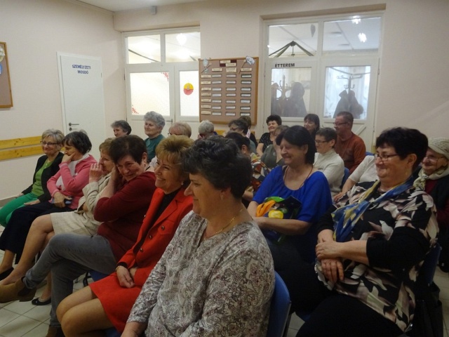 A nőnappal egybekötött nyugdíjas találkozóra ellátogatott munkatársak