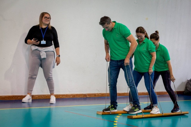 Közös lécen sétálás a kitűzött célig